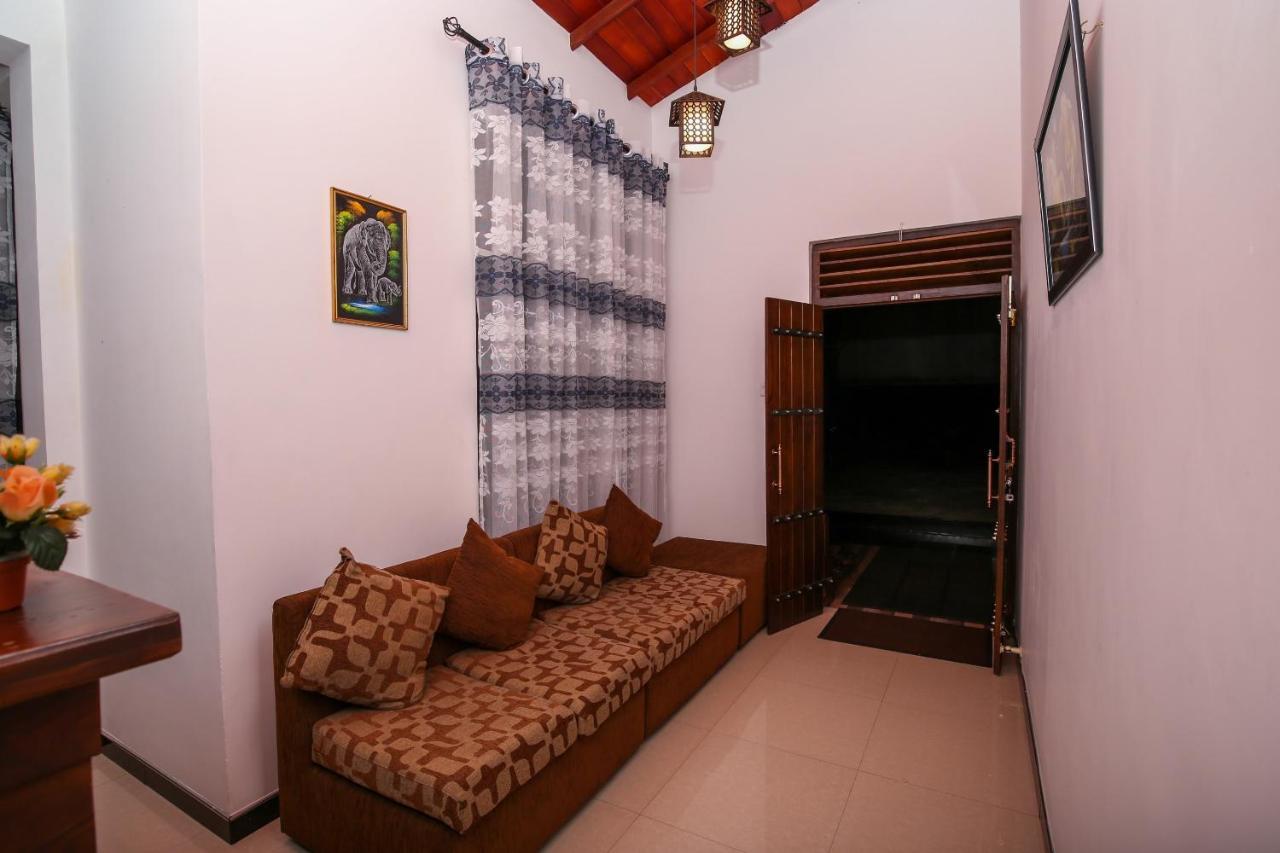 קנדי Oyo 438 Sarala Residence Hotel מראה חיצוני תמונה